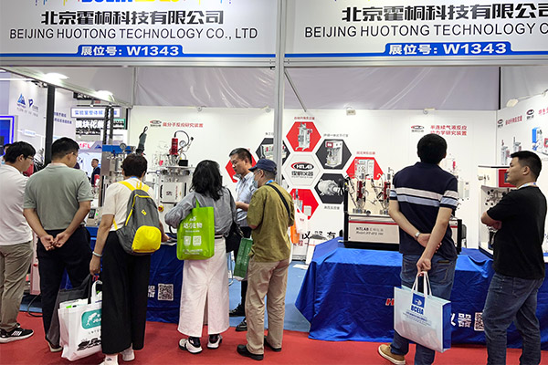 展臺(tái)前參觀者越來(lái)越多